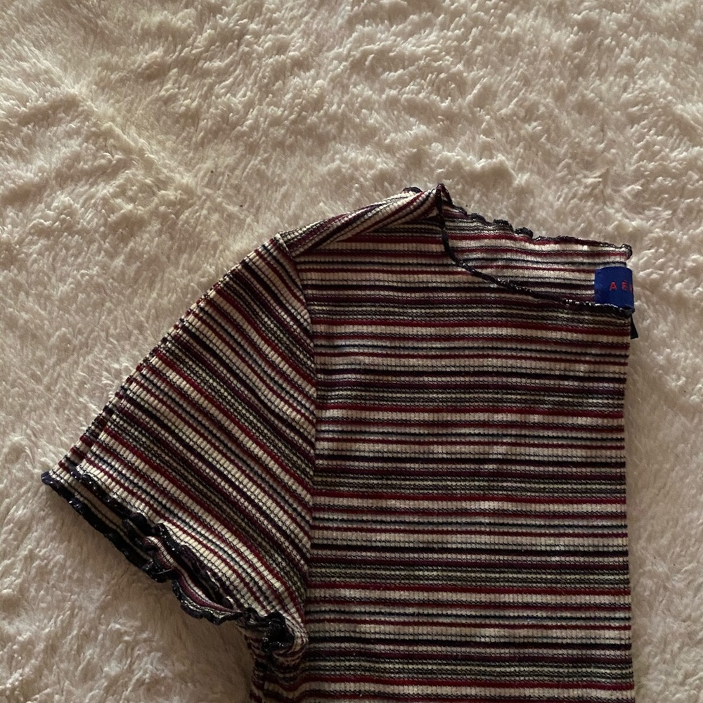 SOLD        aeropostale ruffled edge crop top !